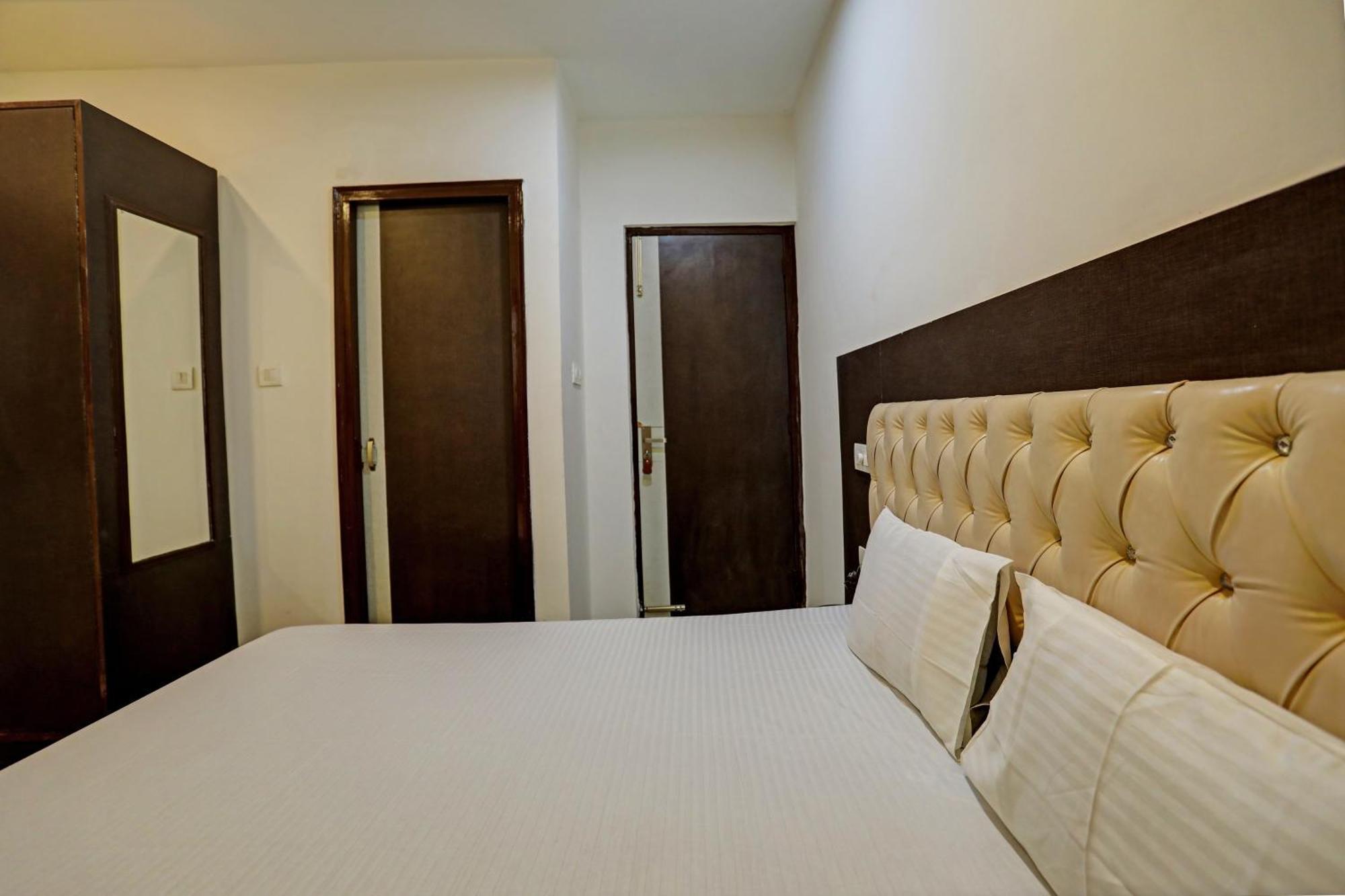 Oyo Hotel The Red Hut จัณฑีครห์ ภายนอก รูปภาพ