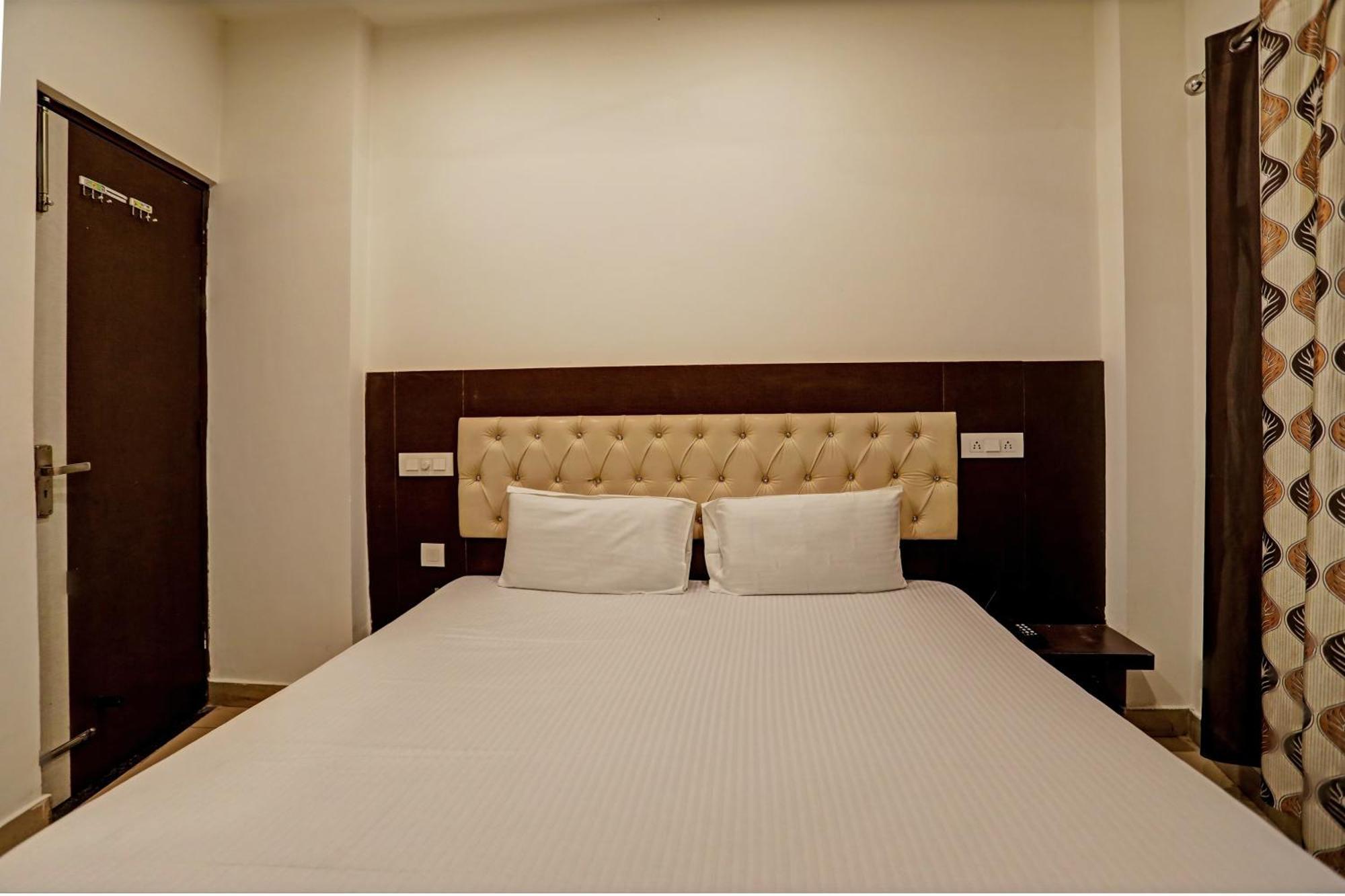 Oyo Hotel The Red Hut จัณฑีครห์ ภายนอก รูปภาพ