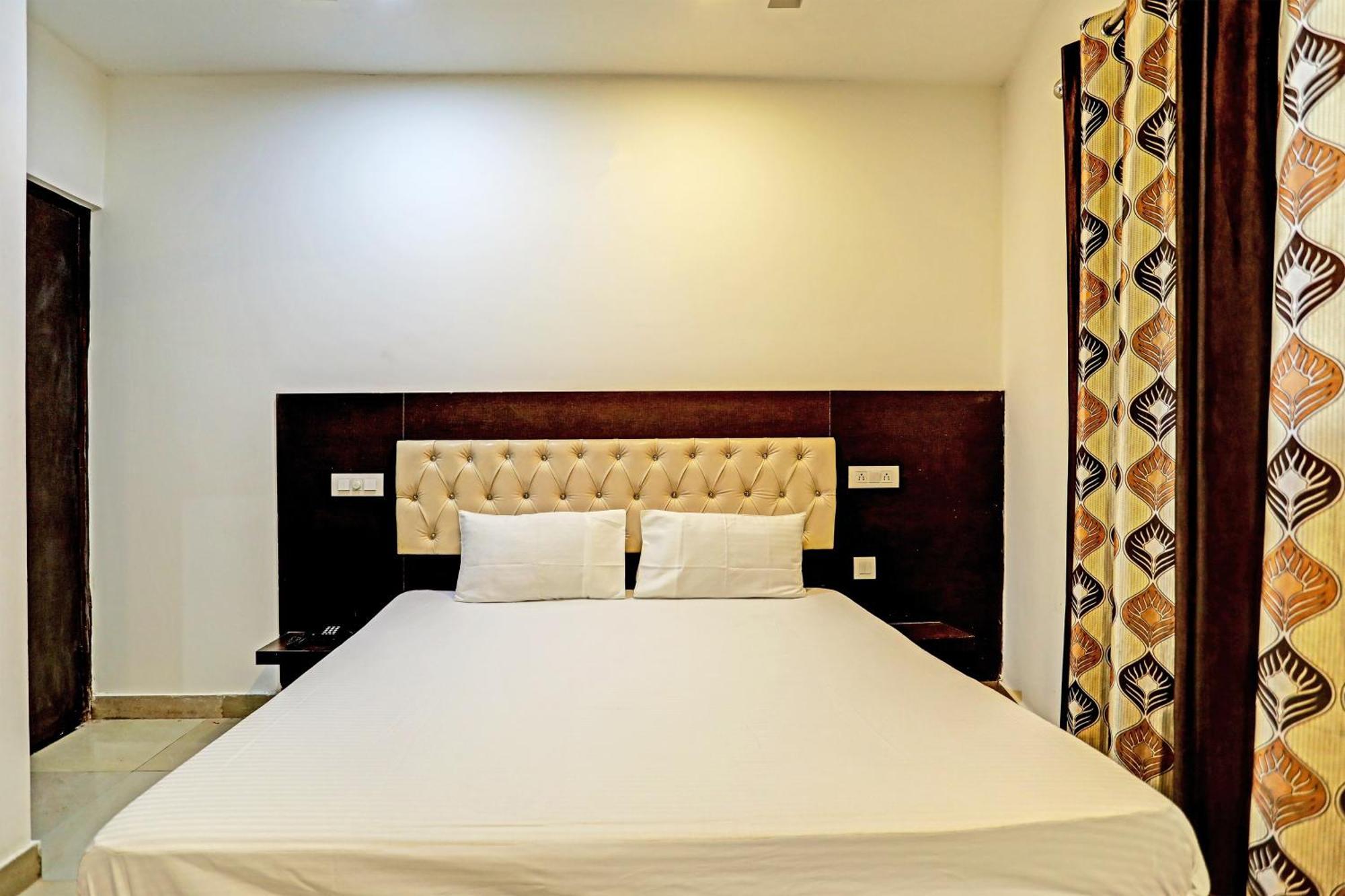 Oyo Hotel The Red Hut จัณฑีครห์ ภายนอก รูปภาพ
