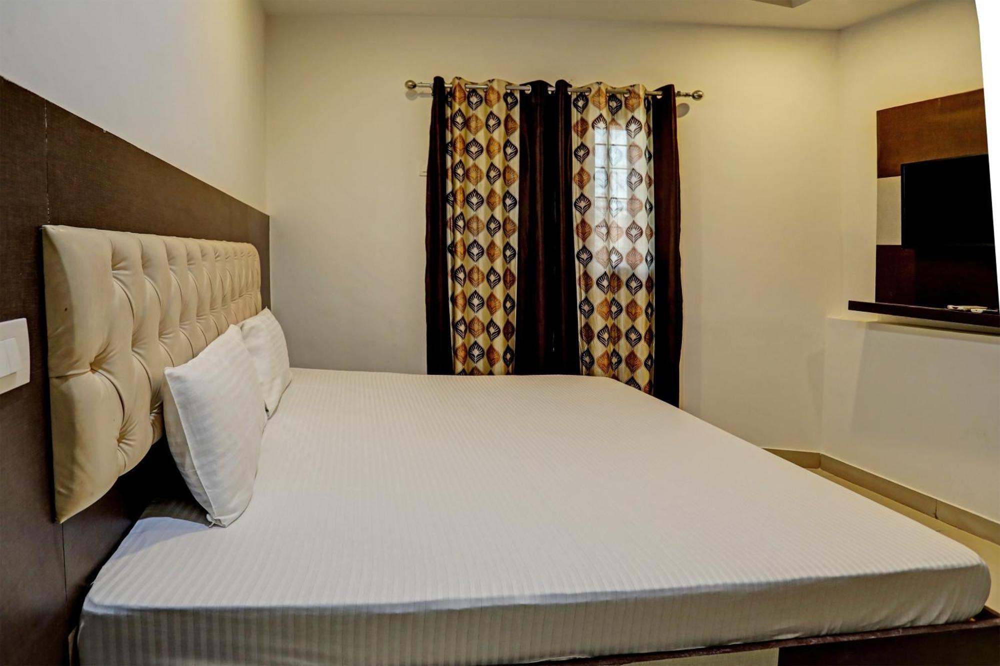 Oyo Hotel The Red Hut จัณฑีครห์ ภายนอก รูปภาพ