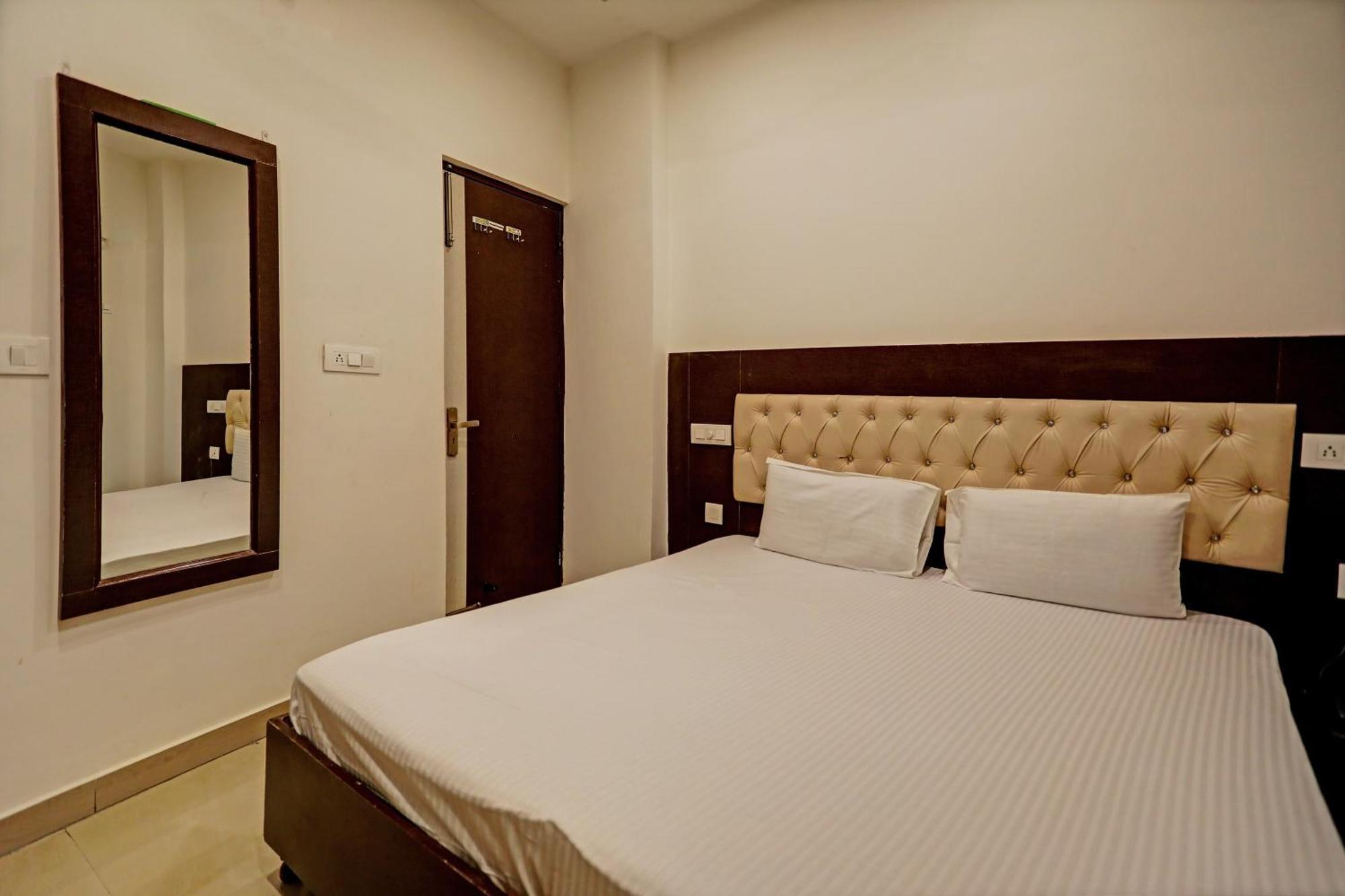 Oyo Hotel The Red Hut จัณฑีครห์ ภายนอก รูปภาพ