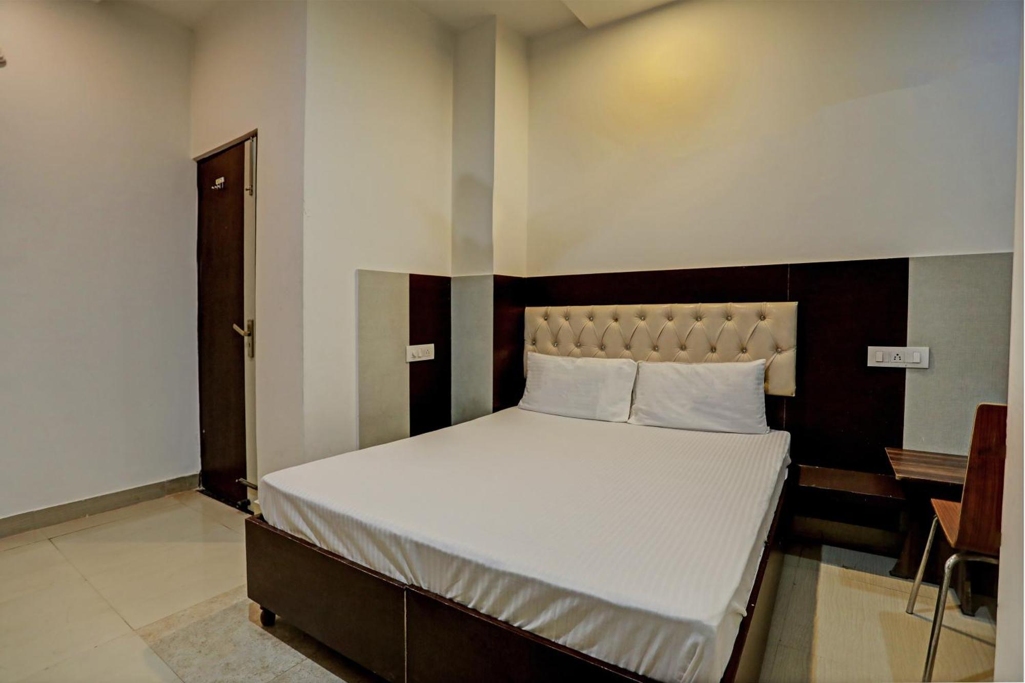 Oyo Hotel The Red Hut จัณฑีครห์ ภายนอก รูปภาพ