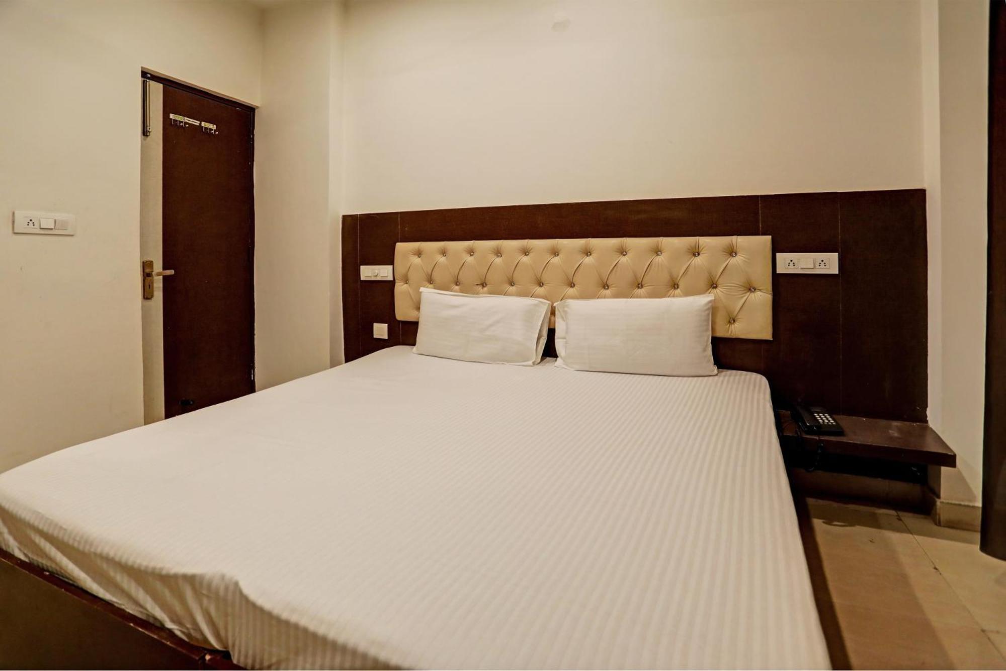 Oyo Hotel The Red Hut จัณฑีครห์ ภายนอก รูปภาพ